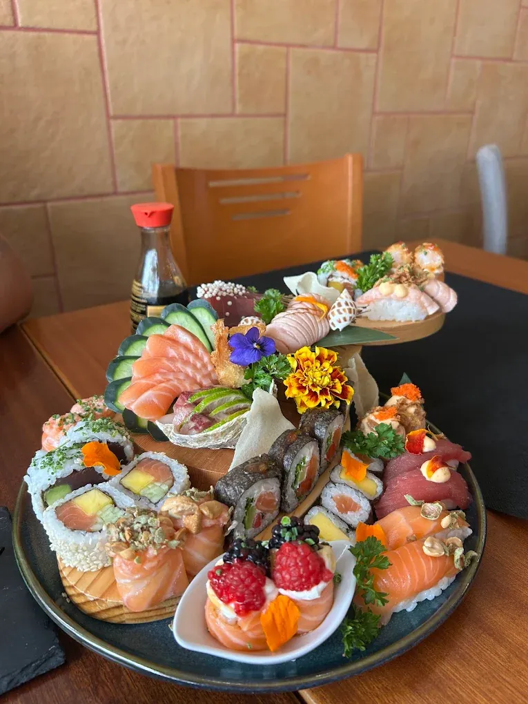 Combinado de sushi e sashimi variado