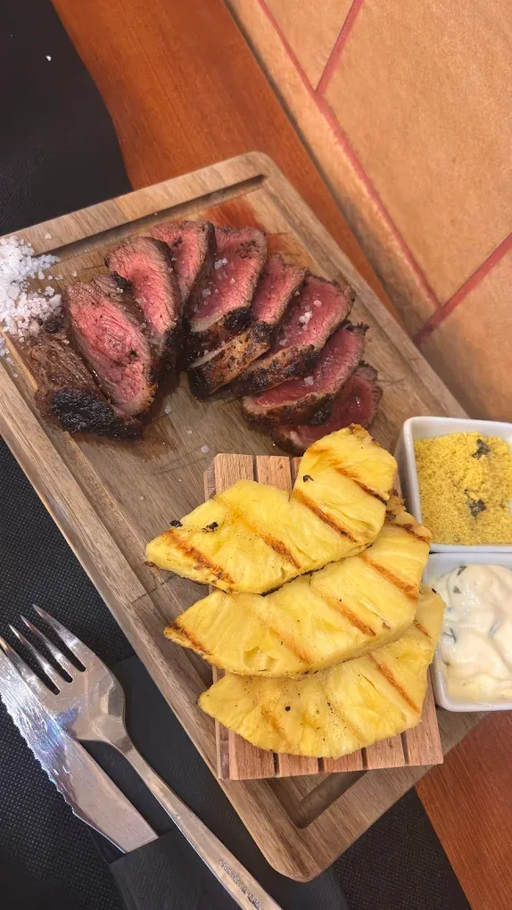 Picanha grelhada na tábua com ananás grelhado