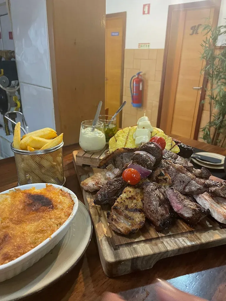 Tábua mista de grelhados com batata frita e gratinado