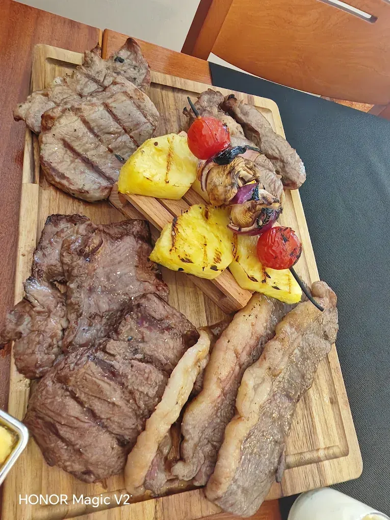 Grelhados variados com espetada e ananás